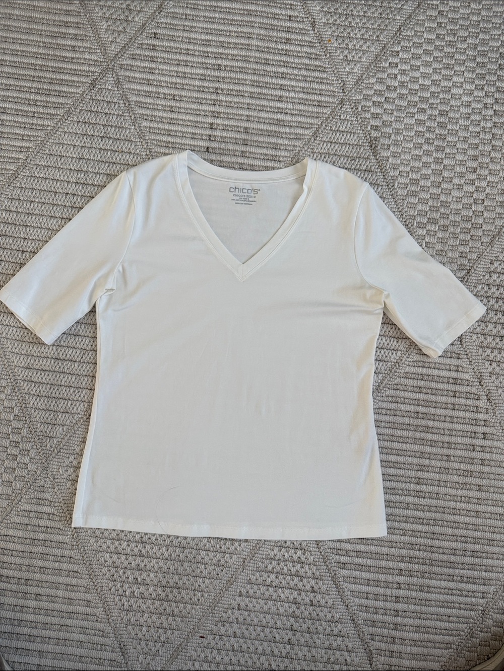 Chico's Size 0 (size 4-6) White V-Neck 3/4 Sleeve Tee